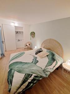 - une chambre avec un grand lit dans l'établissement Appartement lumineux , Carpentras centre, à Carpentras