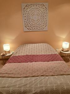 - une chambre avec un lit et 2 lampes sur 2 tables dans l'établissement Appartement lumineux , Carpentras centre, à Carpentras
