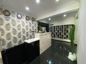 un ristorante con orologi sul muro e un bancone di MOK Apartments & Suites a Lagos