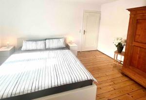 1 dormitorio con 1 cama con 2 mesitas de noche y flores en Linas Landhaus (nahe Heidelberg) - Komplettes Haus, en Gaiberg