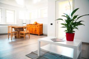 a living room with a table and a potted plant at Appartamento Laurel in Tenna 