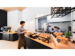 een groep mensen in een keuken die eten klaarmaakt bij dogo hakuro - Vacation STAY 80202v in Matsuyama
