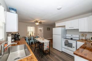 a kitchen with white appliances and a table with chairs at 3 Minute Drive to the Airport in Maryville