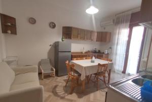 een keuken en eetkamer met een tafel en een koelkast bij DiVenere Carbonara - Locazione Turistica in Bari