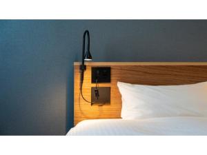 松山市にあるdogo hakuro - Vacation STAY 80207vのベッドルーム(白いベッド1台、黒いランプ付)