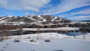 ein Resort inmitten eines schneebedeckten Berges in der Unterkunft Solli Apartments - koselig leilighet med 3 soverom in Geilo