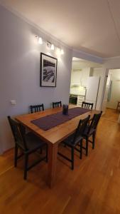 einen Esstisch mit Stühlen und eine Küche in der Unterkunft Solli Apartments - koselig leilighet med 3 soverom in Geilo