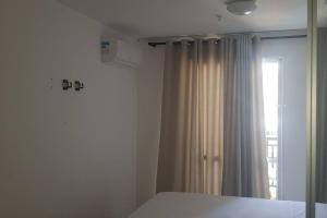 Riacho FundoApart hotel Tagualife的一间带床和窗户的白色卧室