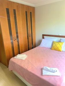 1 dormitorio con 1 cama rosa y 2 toallas en Maximus Luxury in Perdizes - Allianz - Flat at the Hotel en São Paulo