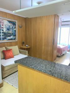 ein Wohnzimmer mit einem Sofa und einer Arbeitsplatte in der Unterkunft Maximus Luxury in Perdizes - Allianz - Flat at the Hotel in São Paulo