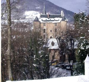 an old castle with snow on top of it at Le Belvédère de la grand croix dans le chateau d'uriage in Saint-Martin-dʼUriage