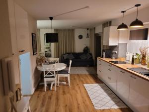 een keuken en een woonkamer met een tafel en stoelen bij Ferienwohnung Nachtigall 2 in Bad Hersfeld