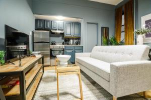 uma sala de estar com um sofá e uma cozinha em Apartment 224: Upper West Side em Nova York