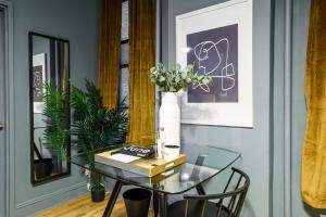 uma mesa de vidro com um vaso de flores em Apartment 224: Upper West Side em Nova York