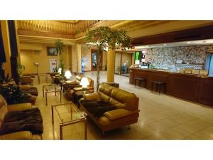 una hall con divani e un bar in ospedale di HOTEL SEAGULL - Vacation STAY 86778v a Izumisano