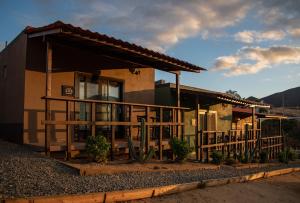 una casa con un porche y una valla delante de ella en Finca de Lulu y Jose Ruta del Vino, en Valle de Guadalupe