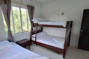 Tempat tidur susun dalam kamar di Casa Campestre para relajarse