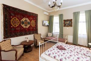 - une chambre avec un lit et un tapis sur le mur dans l'établissement ESTER'S Szentbékkálla, à Szentbékkálla