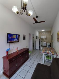 uma sala de estar com uma mesa de jantar e uma cozinha em Seu Apto Praia da Costa Centro 4 Barato Não divide 2Q Completo Ar Cond Fogão Geladeira Excel Localização em Vila Velha