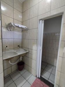 um banheiro com pia e vaso sanitário em Seu Apto Praia da Costa Centro 4 Barato Não divide 2Q Completo Ar Cond Fogão Geladeira Excel Localização em Vila Velha