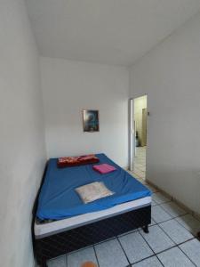1 dormitorio con 1 cama azul en una habitación en Seu Apto na Praia da Costa 4 Todo Seu 2Q Completo Ar Cond Fogão Geladeira Excel Localização Centro, en Vila Velha