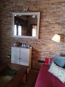 sala de estar con mesa y espejo en Casita Pirón, en Adrada de Pirón