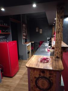 Il comprend une cuisine équipée d'un comptoir et d'un réfrigérateur rouge. dans l'établissement Skitnica Red door, à Koprivnica