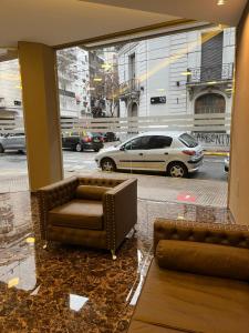 sala de estar con sofá frente a una ventana en VIa-Estudio exclusivo categoría en Buenos Aires
