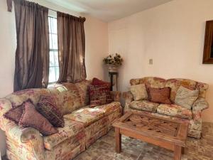 sala de estar con sofá y mesa de centro en Bonito departamento con dos habitaciones., en Piedras Negras