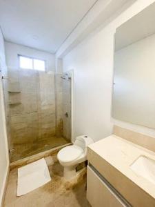 W łazience znajduje się toaleta, prysznic i umywalka. w obiekcie Exclusiva casa en Baru con piscina y playa privada w mieście Playa Blanca