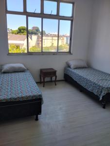 Dos camas en una habitación con dos ventanas. en Pousada Family, en Salvador 11 fotos más