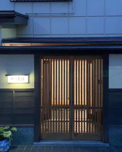 una puerta delantera de un edificio con una puerta en Ryokankasuga - Vacation STAY 90764v, en Nabari