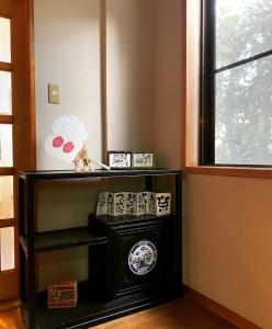 Habitación con estufa negra y ventana en Ryokankasuga - Vacation STAY 90764v, en Nabari