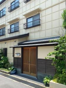 un edificio con dos puertas de garaje delante de él en Ryokankasuga - Vacation STAY 90764v, en Nabari