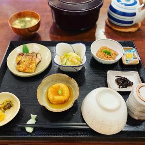 ein Tablett mit Teller mit Lebensmitteln auf einem Tisch in der Unterkunft Ryokankasuga - Vacation STAY 90832v in Nabari