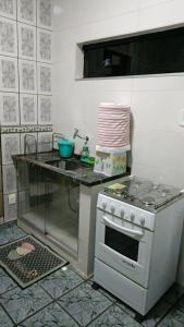 a kitchen with a stove and a counter top at Apartamento aconchegante em Cacoal4 in Cacoal