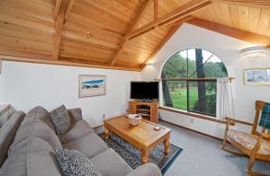 a living room with a couch and a tv at Sea Dream MCA#398 in Manzanita