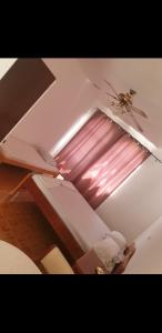 une araignée sur le plafond d'une chambre avec fenêtre dans l'établissement Residencial Natur, à Tarrafal