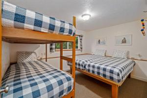 a bedroom with two bunk beds in a house at Neahkahnie MCA#50060 in Manzanita