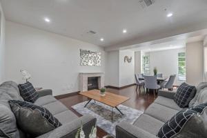 ein Wohnzimmer mit 2 Sofas und einem Kamin in der Unterkunft ৎ୭The privacy Chaseৎ୭ Beauty Green Prime location in Glendale