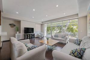 ein Wohnzimmer mit 2 Sofas und einem Tisch in der Unterkunft ৎ୭The privacy Chaseৎ୭ Beauty Green Prime location in Glendale