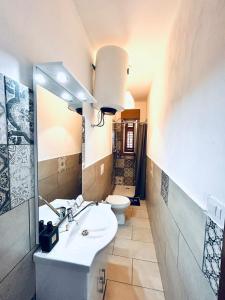 uma casa de banho com um lavatório e um WC em Casa Di Sylwia em Termini Imerese