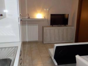 ein Wohnzimmer mit einem Flachbild-TV auf einem Schrank in der Unterkunft Appartamento ai Castelli Romani in Marino