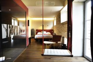 トゥールニュにあるAux Terrassesのベッドルーム1室(ベッド1台、テーブル付)