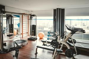 una sala de fitness con un gimnasio con una gran ventana en Maximus Luxury in Perdizes - Allianz - Flat at the Hotel en São Paulo