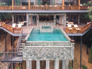 Good Living CampにあるValley Stream Private Edenのプール付きの家の航空写真