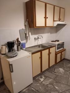 una cucina con frigorifero bianco e lavandino di Apartment at Tsoutsouros a Tsoutsouros