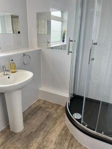 a bathroom with a shower and a sink and a shower at Impressive Large 6 Bed House FREE WI FI in Lincolnshire