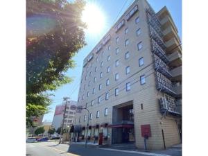 堺市にあるHotel Aston Hotel Osaka Sakai - Vacation STAY 97512vの通路脇の高層ビル