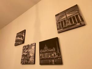 un groupe de photos accrochées à un mur dans l'établissement La casa dell’Appio, à Rome